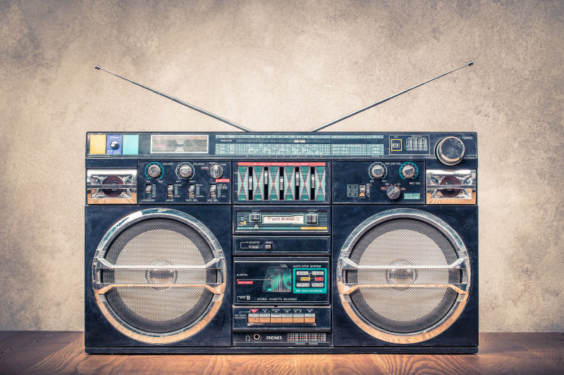 复古设计的犹太爆炸机立体声盒式磁带录音机从大约80年代的前混凝土墙背景Boombox复古Instagram旧款过滤照片