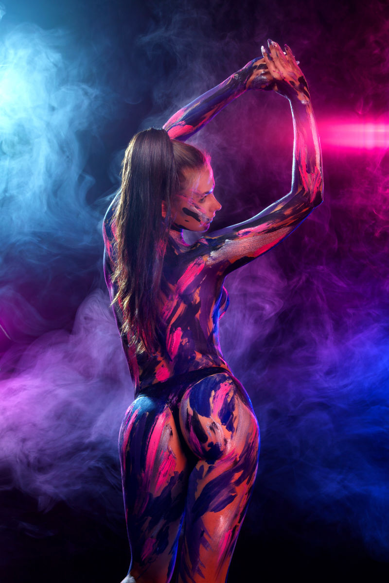 这位年轻女子画了不同的颜色以音乐为灵感的舞蹈人体艺术丰富多彩一个拥有艺术时尚化妆的神奇女人