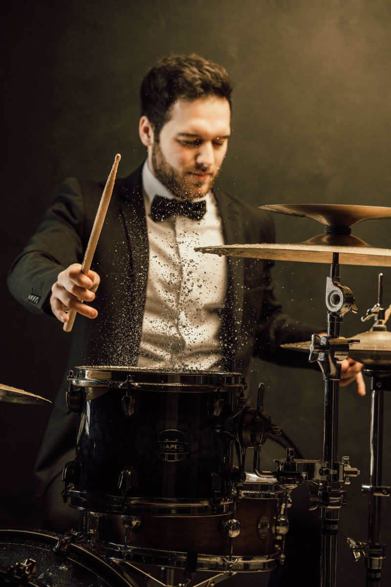 鼓手在大厅摆姿势