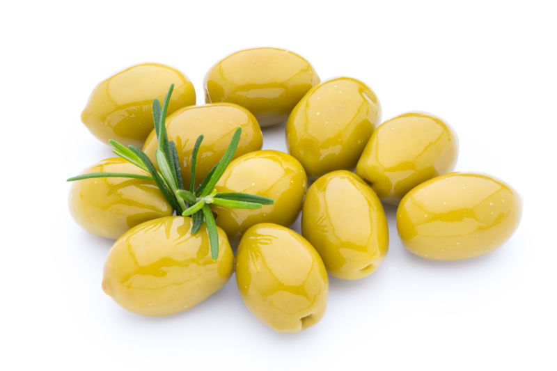 叶子上的橄榄白色孤立