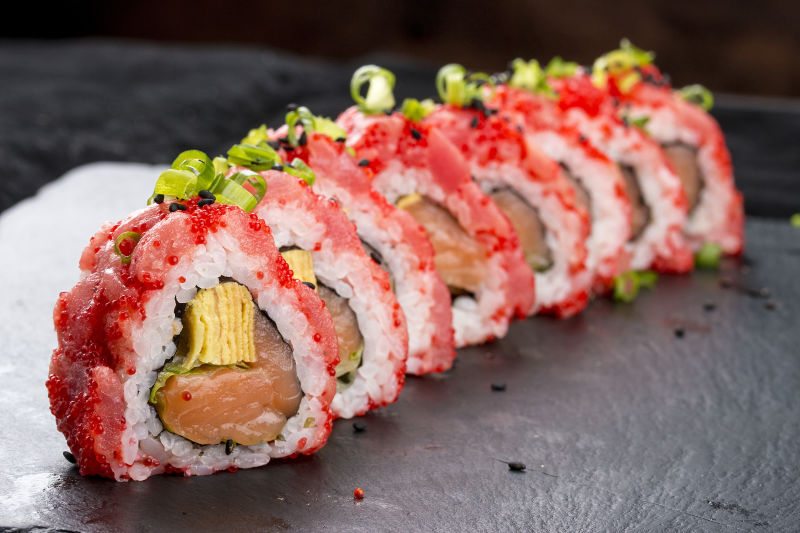 红米饭寿司卷-黑底三文鱼