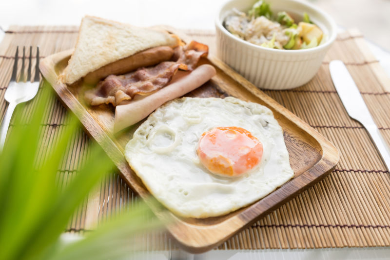 美式早餐漂亮的木盘煎蛋配蔬菜沙拉
