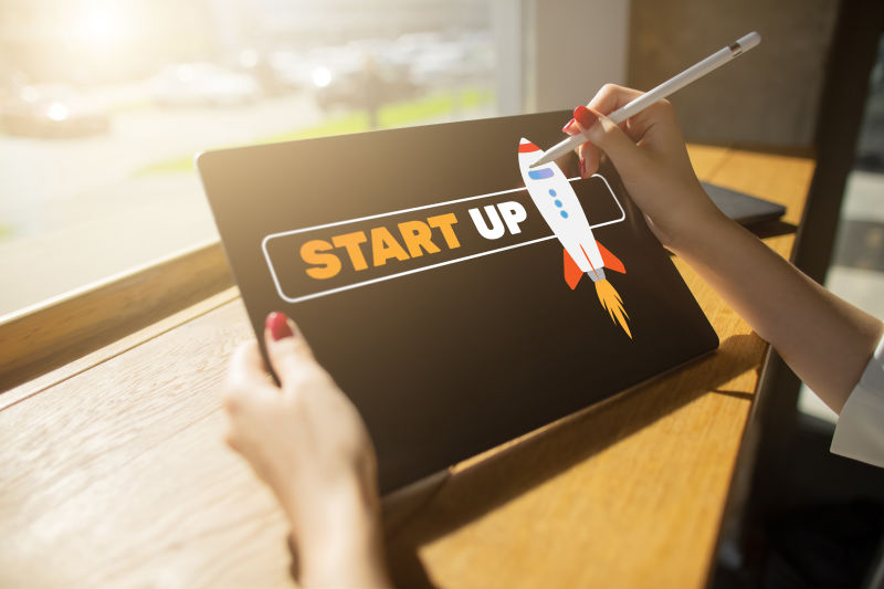 在设备屏幕上启动宇宙飞船-商业和金融概念