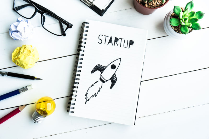 商务办公桌上的记事本与用品和壶仙人掌/顶见白木背景商务启动