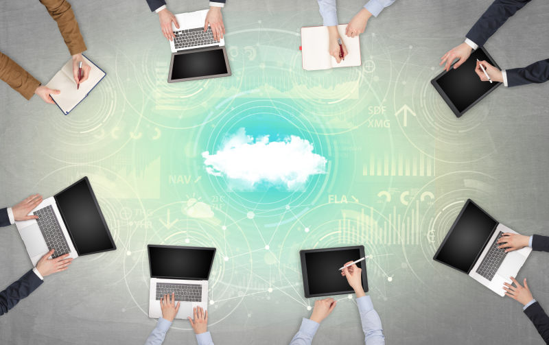 手持设备的人员组与在线团队和云技术概念一起工作报告