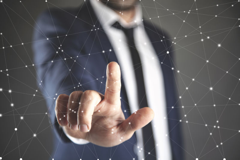 年轻商人在银幕上接触网络