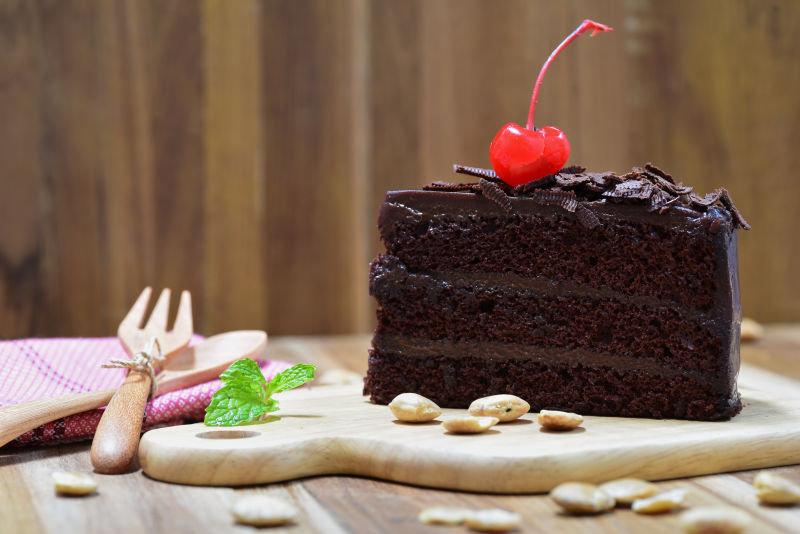 木板上的巧克力蛋糕片