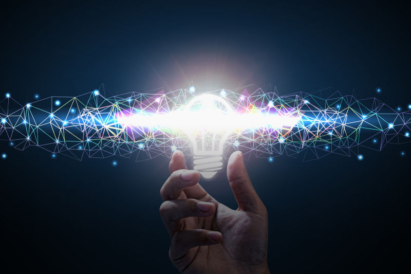 经营理念-拿着灯泡的人-多边形颜色线