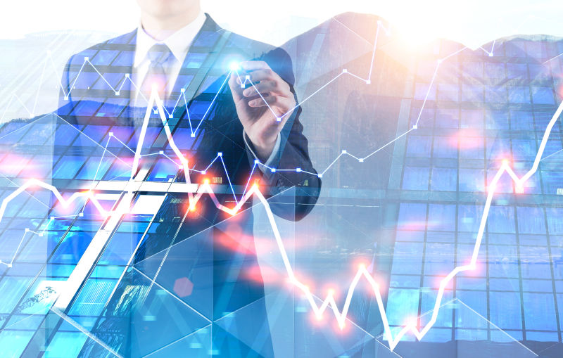 不可辨认的商人画的白色和红色的图形与双重曝光的摩天大楼-股票市场概念-色调图像