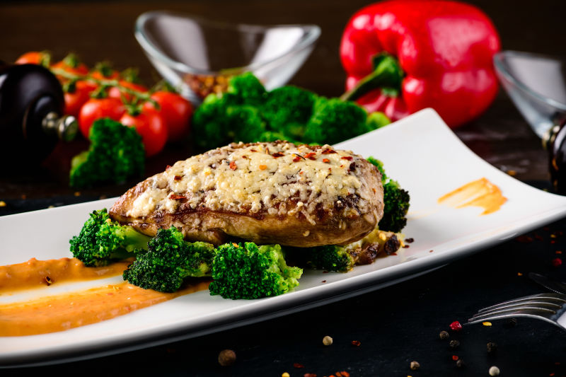 健康食品-新鲜蔬菜烤鸡胸肉-减肥食品