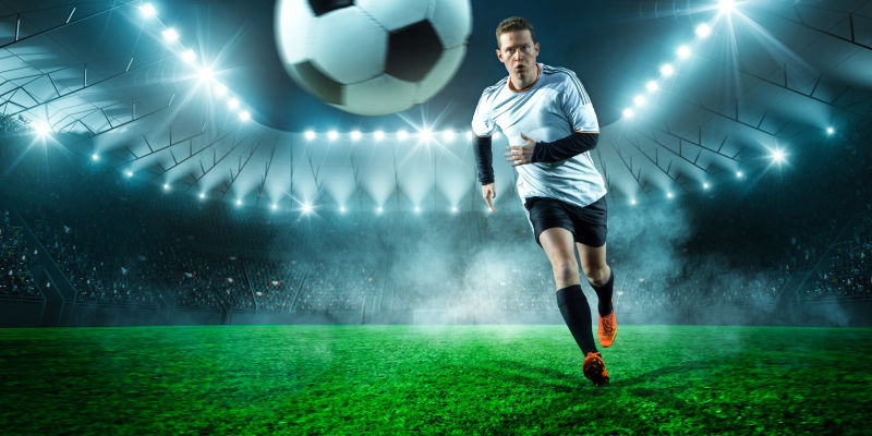 足球运动员在足球比赛中跑向球素材-高清图片-摄影照片-寻图免费打包下载