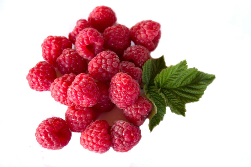 白色背景下分离的成熟树莓