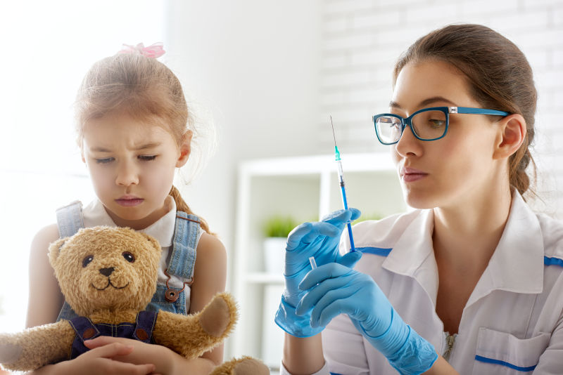 给孩子接种疫苗