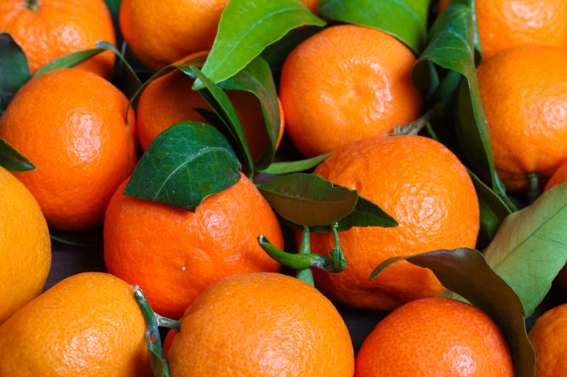 背景:市场上有一堆新鲜的橘子