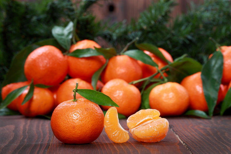 柑橘或柑橘在篮子里