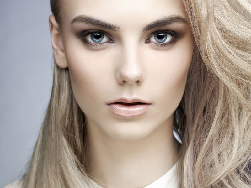 年轻貌美女子的情色写真-性感的金发女郎