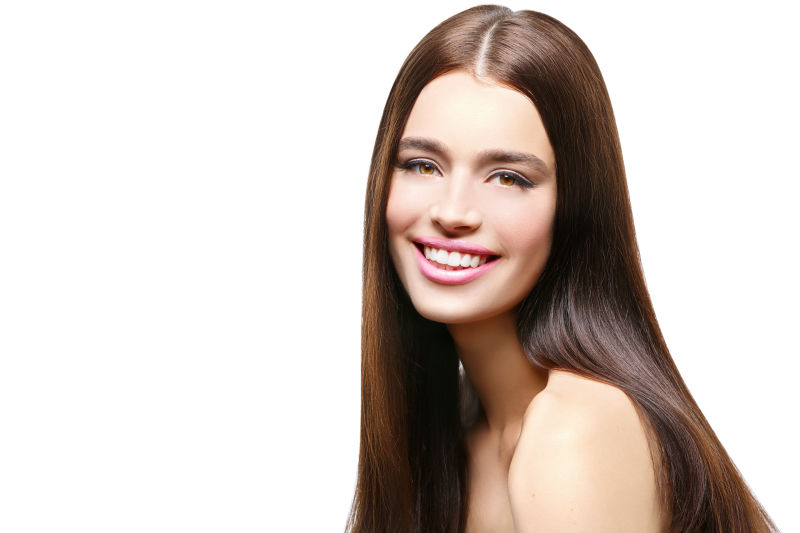 美丽快乐的女孩头发健康闪亮