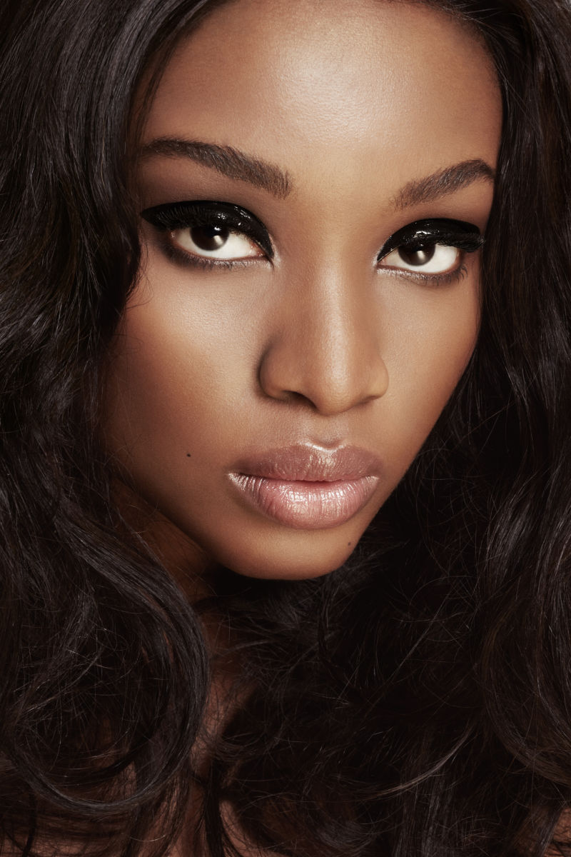 一个漂亮的非洲女人化妆