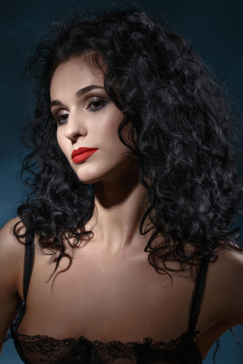 性女孩的肖像黑色长发卷