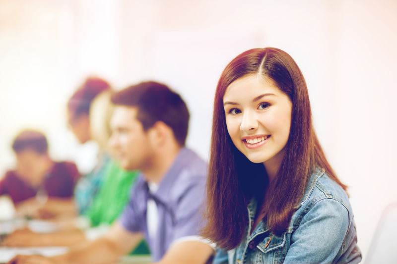 在学校学习计算机的学生