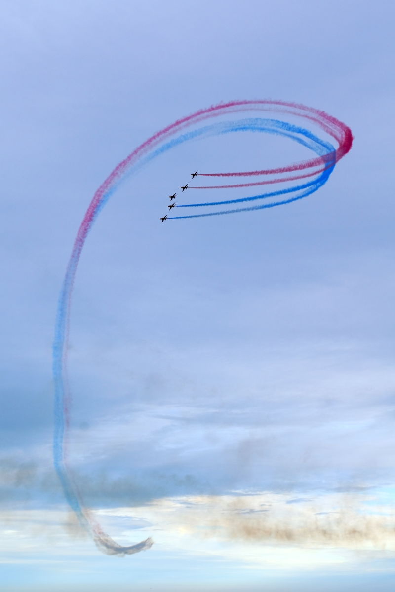 皇家空军红箭展示队在多塞特莱姆雷吉斯表演