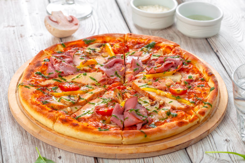 木桌上美味的新鲜披萨