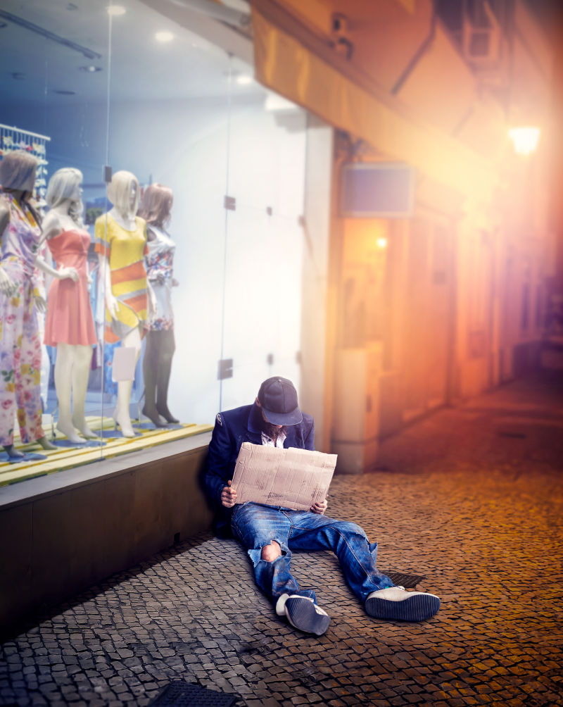 流浪汉坐在商店附近