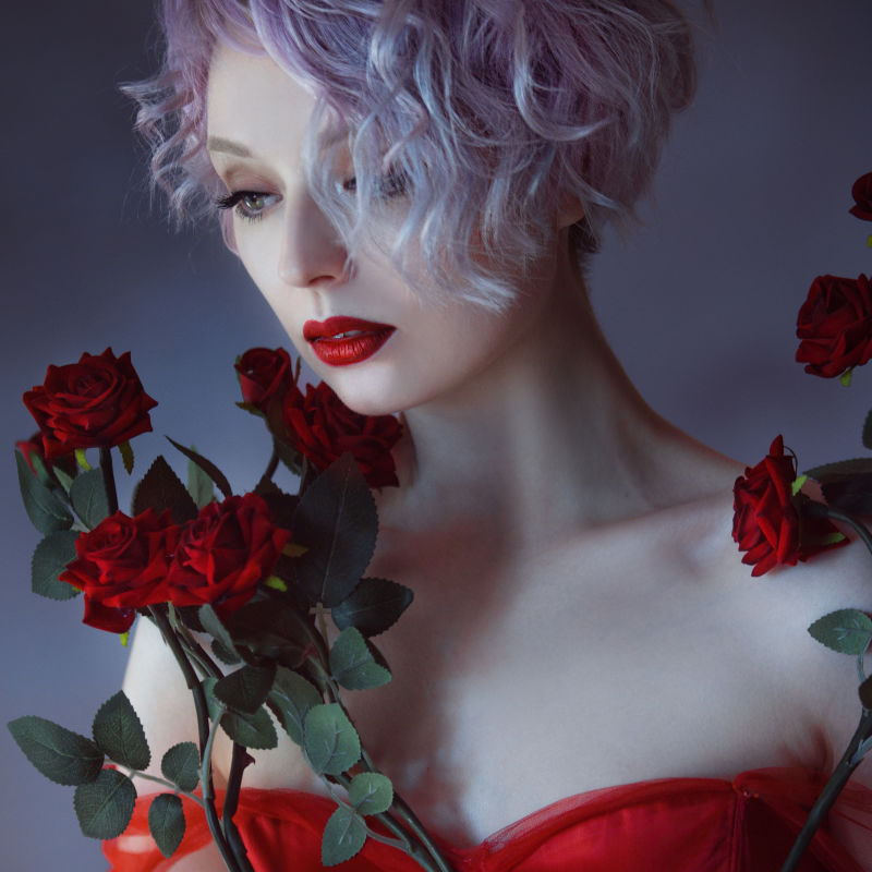 年轻漂亮的红玫瑰女士的时尚照片纹理背景