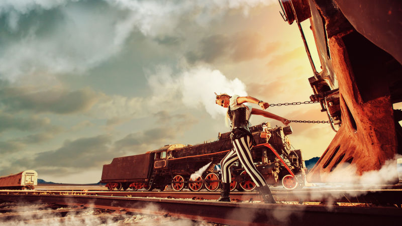 穿着蒸汽朋克服装的金发女人正在开一辆复古列车阿诺斯