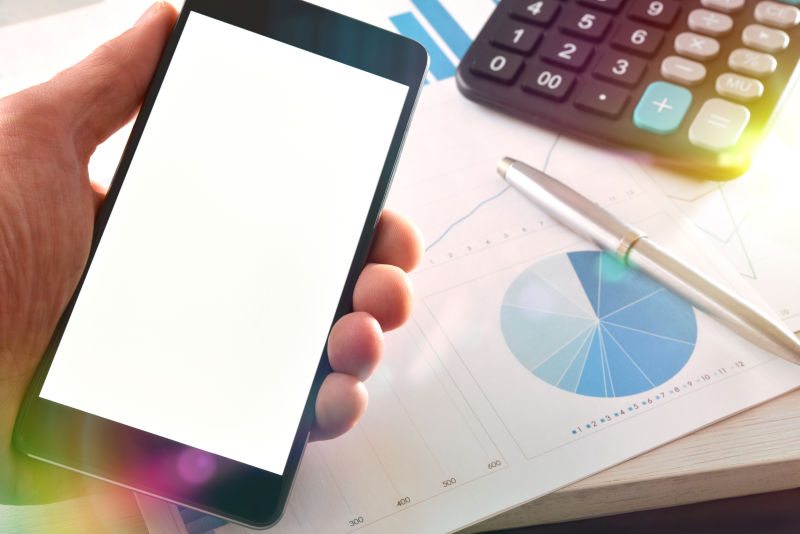 在办公室里工作和咨询手机的商人特写镜头-水平组合-高视观