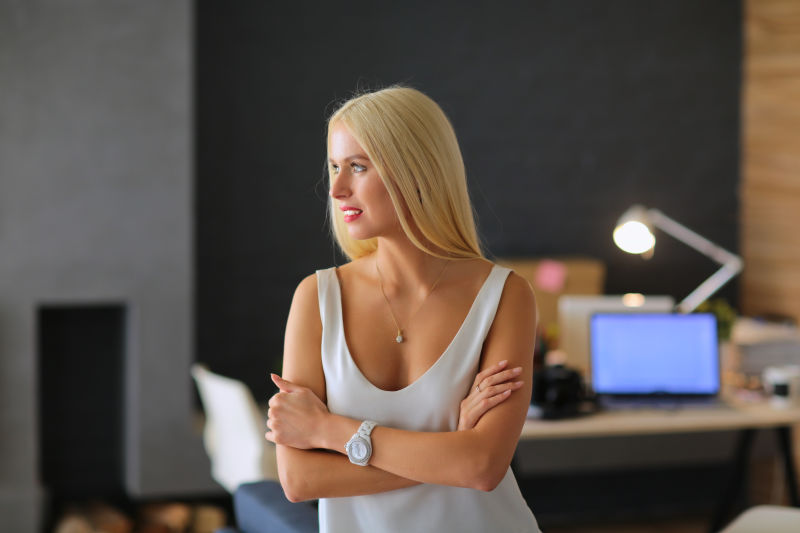 时装设计师在工作室工作