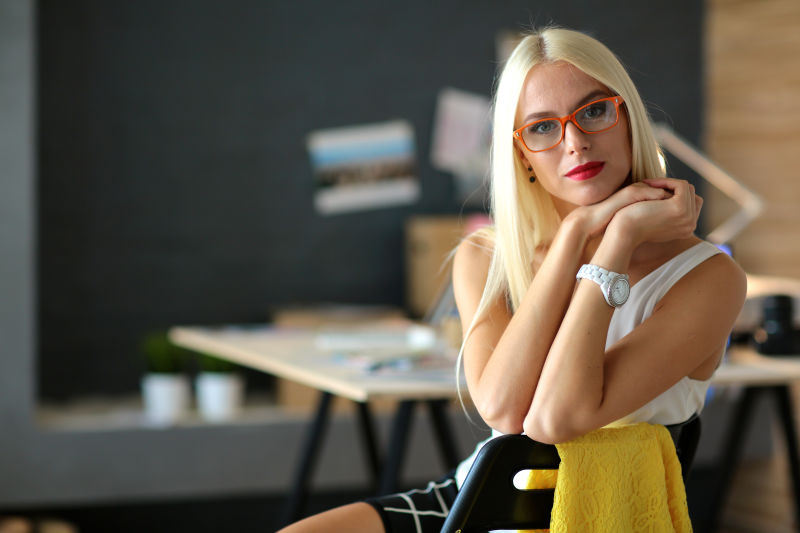 坐在办公桌上的一位高级职业成熟女商人的画像