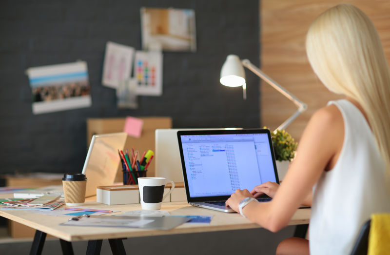 坐在办公桌上的时装设计师