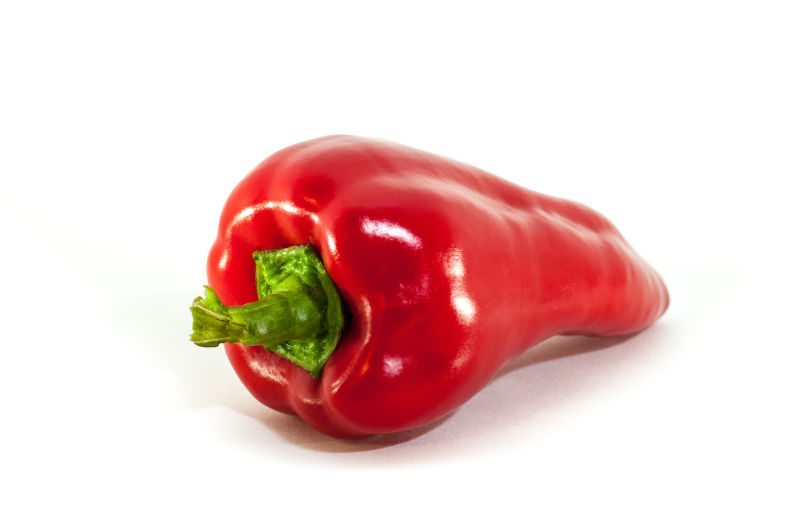 健康饮食的理念白底新鲜有机红辣椒食物成分：新鲜可口甜的红木棉辣椒