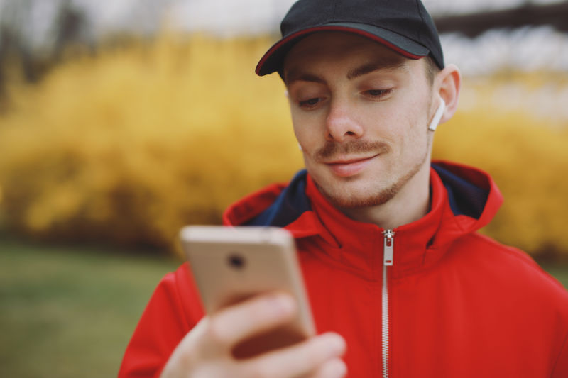 用无线耳机听音乐的人