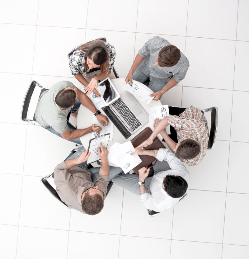 顶视图-员工在工作会议上相互欢迎