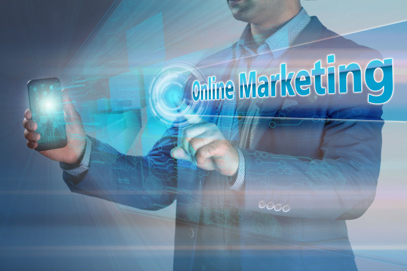 商业理念商人手里拿着斯马特丰点击