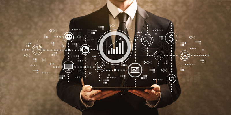 在黑暗的老式背景下商人手持平板电脑的营销理念