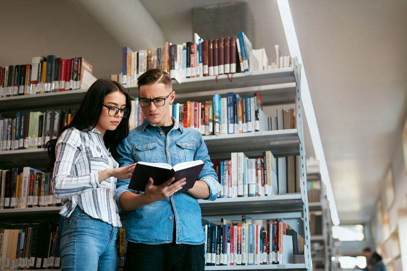 大学图书馆的几个学生