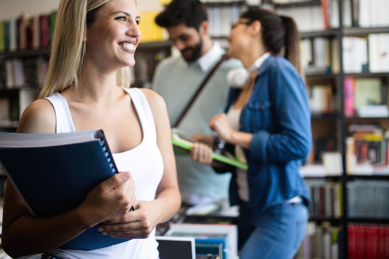 多元化学生朋友快乐团队合作理念