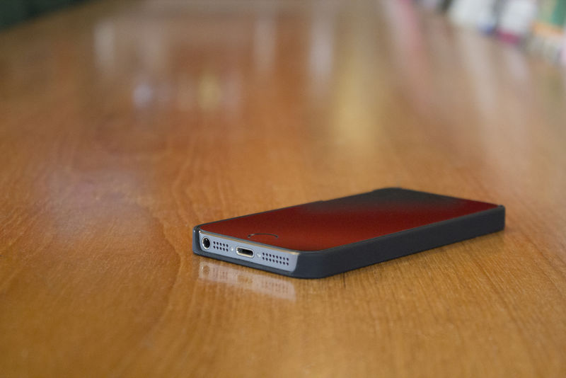 桌上没有音频接口的智能手机-没有耳机插孔或麦克风插孔3.5毫米-立体声扬声器-浅景深