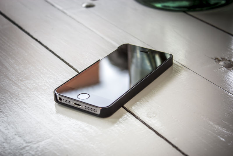 智能手机角度显示器在水泥地板上损坏