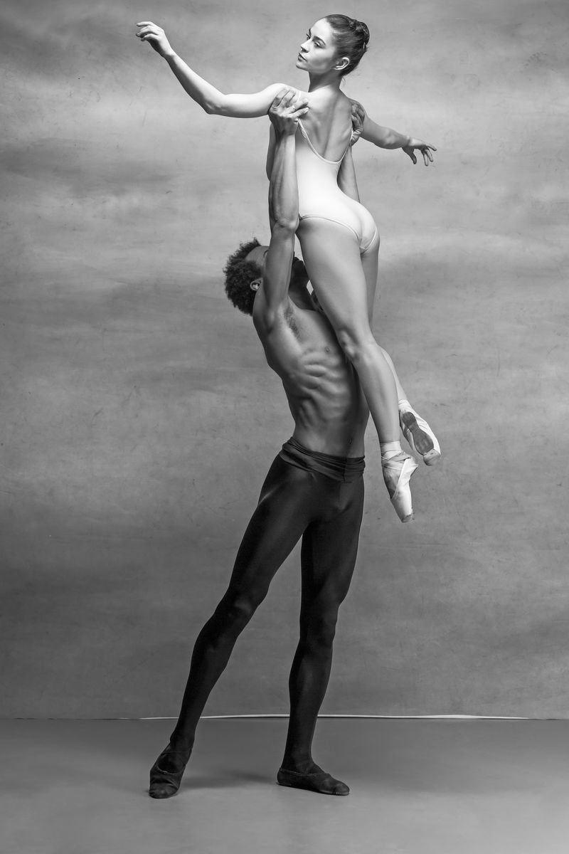 芭蕾舞者上演的灰色背景