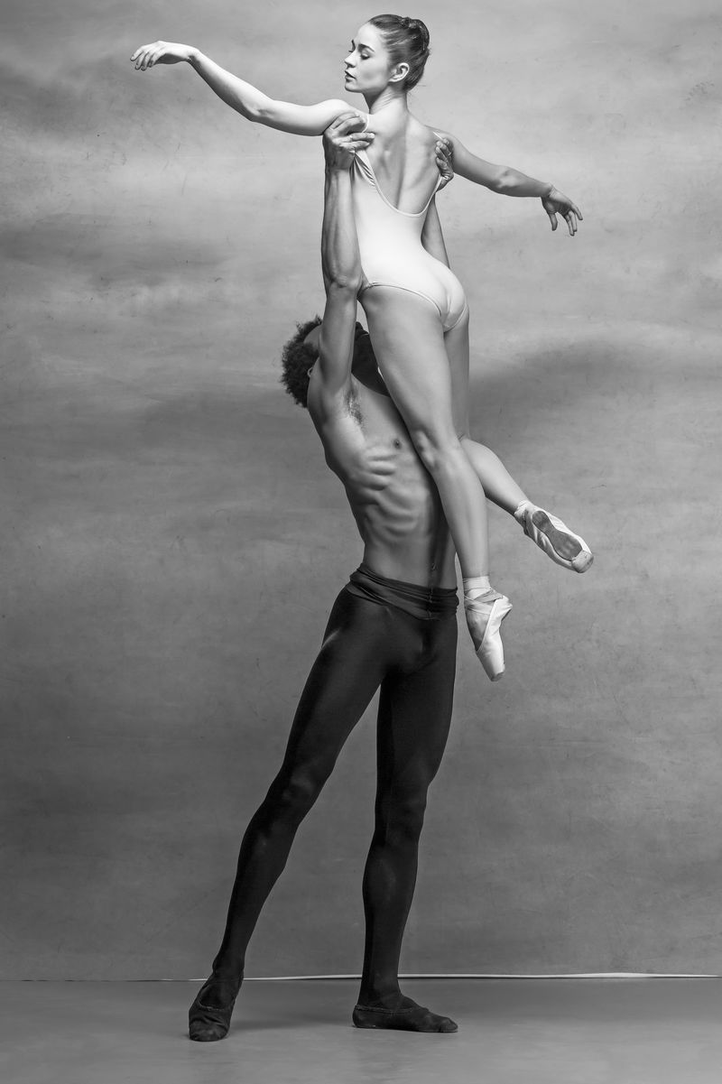 芭蕾舞者上演的灰色背景