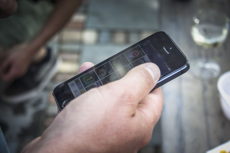 那个女孩在用触摸屏手机发短信