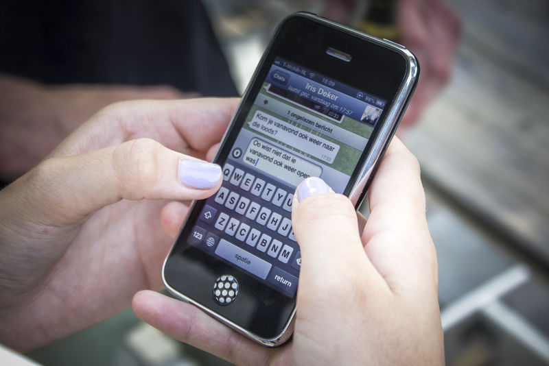 使用移动支付的人在线购物M银行互联网全球营销