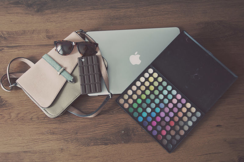 木桌上的办公用品