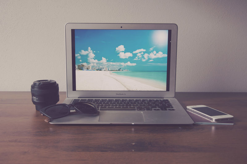 木桌上的办公用品