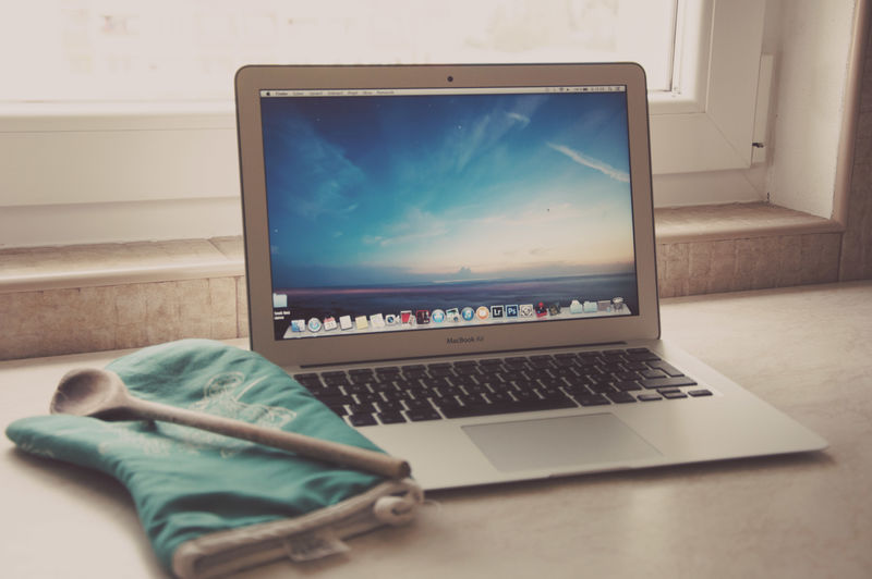 木桌上的办公用品