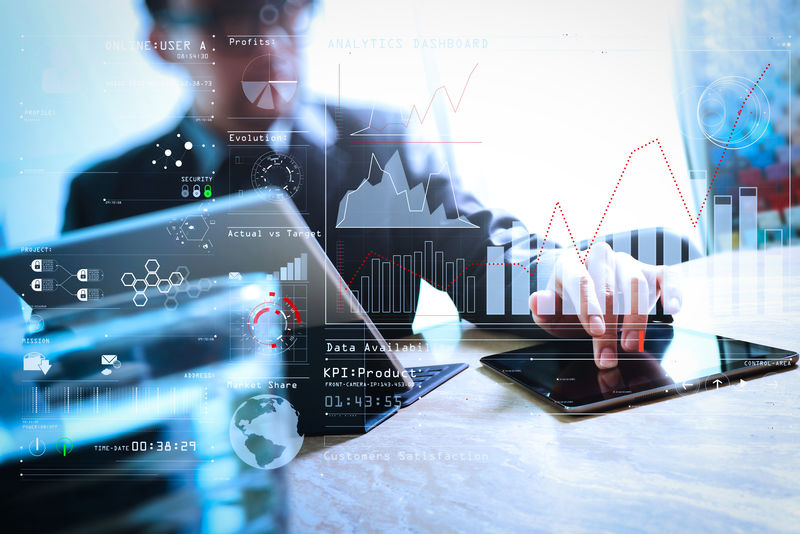智能（BI）和业务分析（BA）-具有关键绩效指标（KPI）仪表盘概念-商人用手触摸数字平板电脑-照片财务经理正在进行新的投资项目